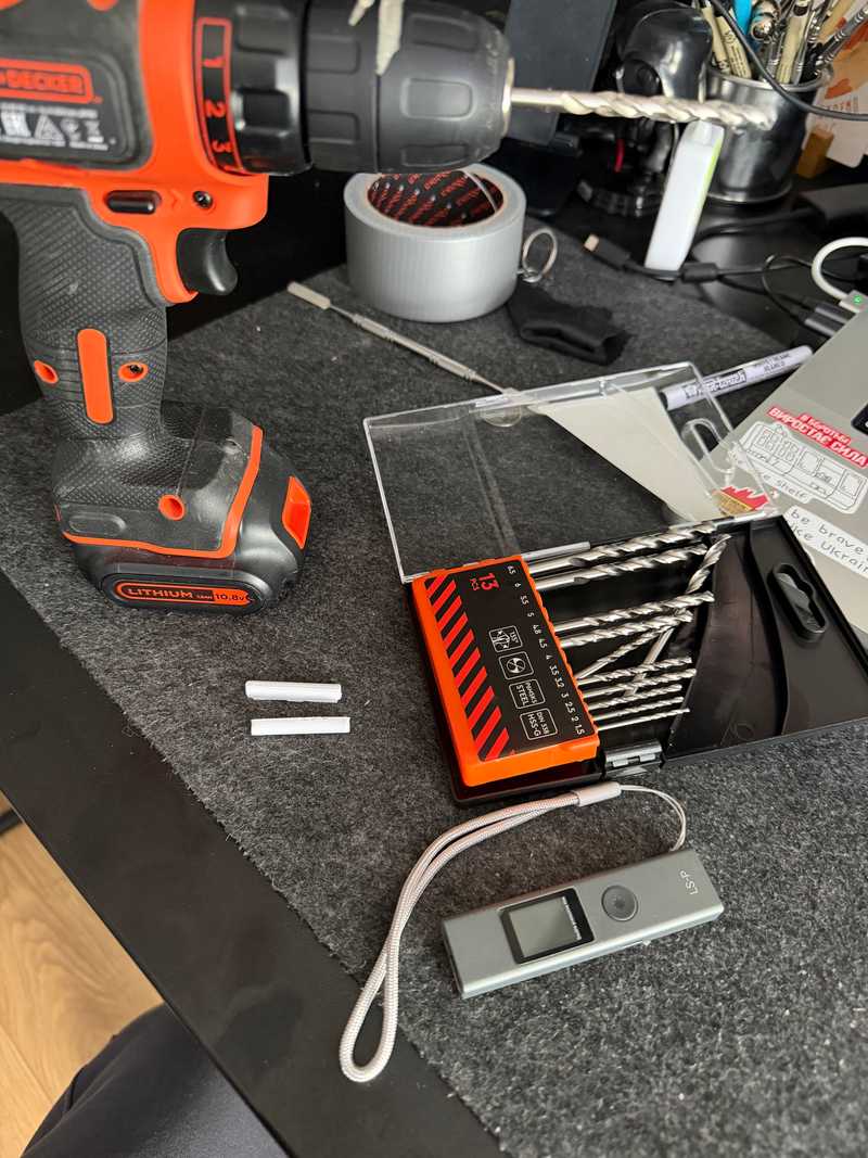 Шуруповерт, свердла 5.5 мм і надруковані стопери на столі