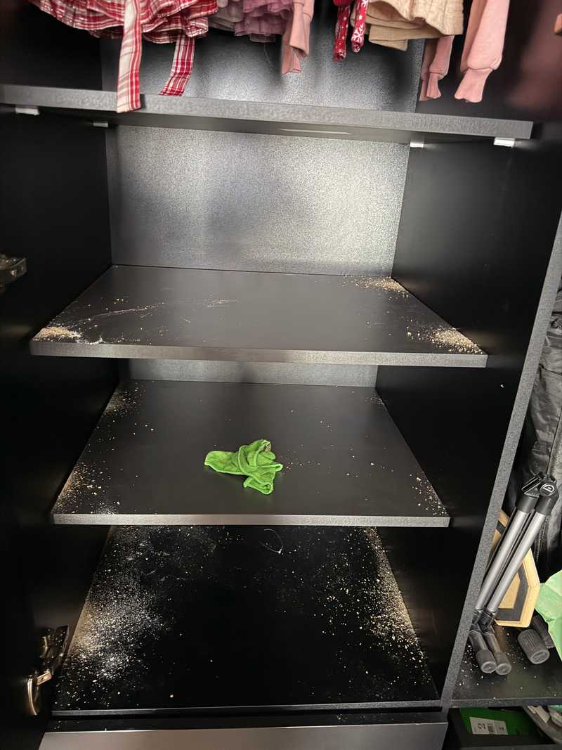 Полички в ніші після встановлення (є пил після свердління)